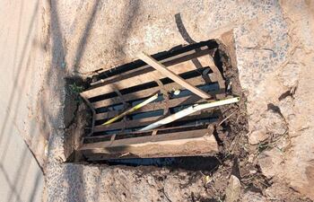 Los vecinos pusieron palos de escobas a modo de visibilizar el hundimiento y evitar accidentes.