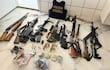 Vista de armas y municiones esparcidas en el suelo, con chaleco de Policía Federal visible en el entorno interior.