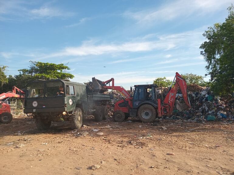 Vertedero clandestino intervenido este jueves en el banco San Miguel, Costanera Norte de Asunción.