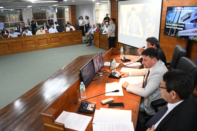 Plenario de la Junta Municipal de Asunción. Este miércoles, directores del Gabinete de Luis Bello (ANR-HC), dieron explicaciones acerca de estación de servicio construida en la Costanera Sur.