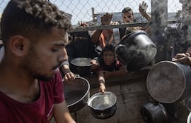 Usar el reparto de ayuda para desplazar a la población sería parte de "una estrategia más amplia de limpieza étnica en la Franja de Gaza", denunció Médicos Sin Fronteras (MSF) este viernes.