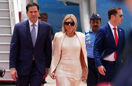 El secretario de Estado estadounidense, Marco Rubio, y su esposa Jeanette desembarcan de su avión en el Aeropuerto Internacional Indira Gandhi de Nueva Delhi