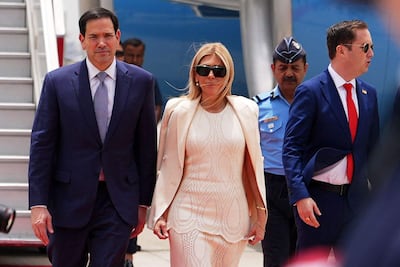 El secretario de Estado estadounidense, Marco Rubio, y su esposa Jeanette desembarcan de su avión en el Aeropuerto Internacional Indira Gandhi de Nueva Delhi