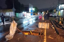 Advierten riesgo de derrumbe en puente de Luque tras aparición de profundo cráter