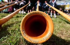 Varios músicos tocan la trompa de los Alpes durante el concierto en honor al Oktoberfest en Múnich, Alemania este domingo.