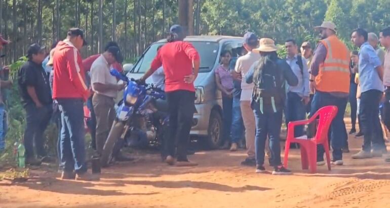 Los colonos de la zona  se reunieron con las autoridades del MOPC y la Municipalidad de Santaní para buscar la forma de solucionar el mal estado de la calle vecinal