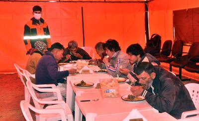 En el albergue de la SEN se forma una comunidad. Las personas beneficiadas almuerzan, finalmente, tres veces al día.