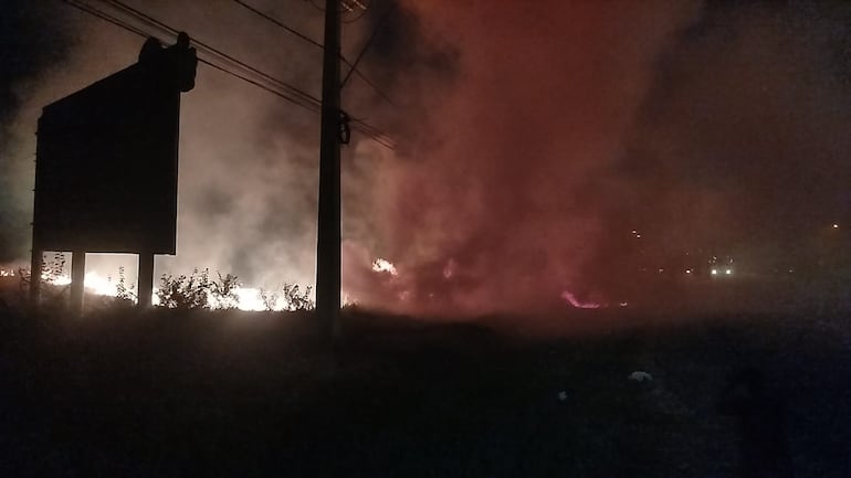 Un voraz incendio de pastizal se registró en la ciudad de Ypacaraí, específicamente a la altura del kilómetro 41 de la ruta PY02.