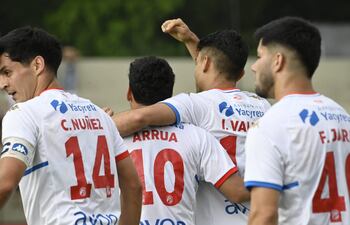 Carlos Arrúa (10), futbolista de Nacional, celebra un gol en el partido frente a Olimpia por la fecha 12 del torneo Clausura 2025 de la Primera División de Paraguay en el estadio Arsenio Erico, en Asunción, Paraguay.