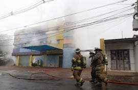 Integrantes del Cuerpo de Bomberos Voluntarios de Paraguay controlan un incendio por una fuga de gases de cloro.
