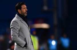 El director técnico de Nacional, Jorge Bava, observa el desarrollo del juego durante el partido de fútbol de la fase de grupos de la Copa Libertadores entre el Nacional de Uruguay y el Universitario de Perú, en el estadio Gran Parque Central en Montevideo.