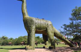 El imponente dinosaurio gigante de Pirayú se convierte en atractivo para ciudadanos y turistas.