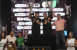 Podio final de la F2: Omar Benítez y Fabián Herrera (centro) festejan junto a Luis Cabo de Vila (der.), Beto Ramírez y Alfredo Méndez (izq.).