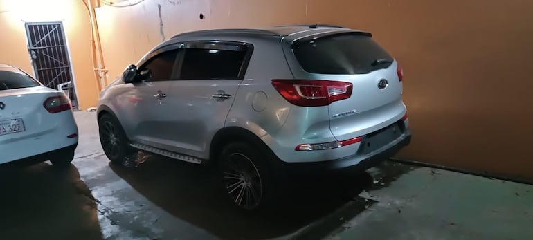 Dos sujetos fueron detenidos anoche en Fernando de la Mora, luego de presuntamente romper vidrios de autos para hurtar pertenencias ajenas.