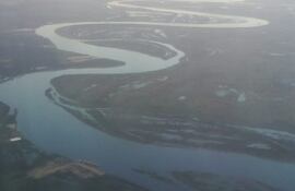 Vísta desde un avión, de un sector de la hidrovía Paraguay Paraná, principal vía del comercio internacional de nuestro país.