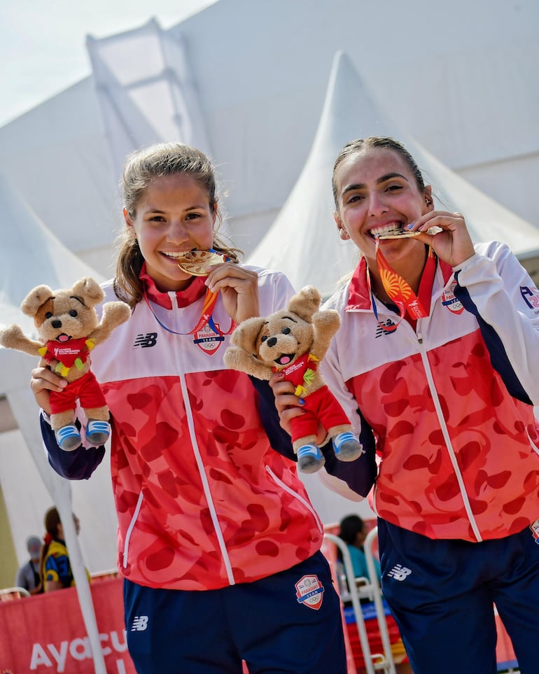 Denisse Álvarez y Fiorella Núñez festejan el último oro de Paraguay en los Juegos.