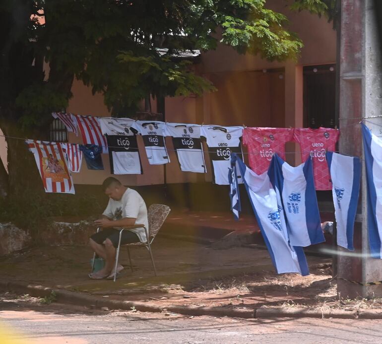 Banderas y camisetas de Olimpia y 2 de Mayo en las calles de Pedro Juan Caballero en la previa del partido ante 2 de Mayo por la segunda fecha del torneo Apertura 2026 de la Primera División de Paraguay.