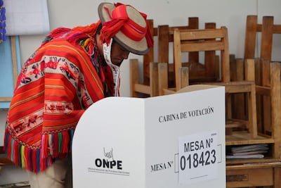 Un hombre emite su voto durante la segunda vuelta de las elecciones presidenciales en un colegio electoral de Ollantaytambo, departamento de Cusco, Perú.