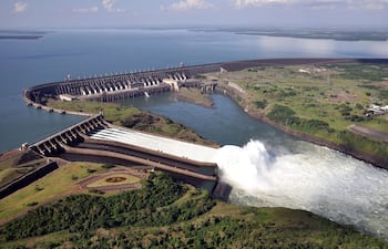 Represa hidroeléctrica paraguayo/brasileña Itaipú. El vertedero y área del embalse del complejo.