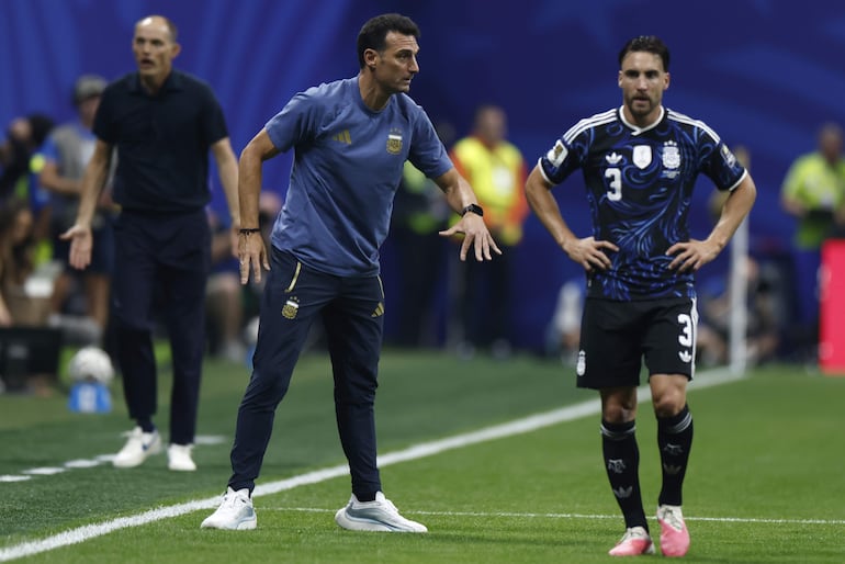 El director técnico de Argentina, Lionel Scaloni, reacciona durante el partido de semifinales de la Copa Mundial de la FIFA 2026 entre Inglaterra y Argentina, en Atlanta, EE. UU..