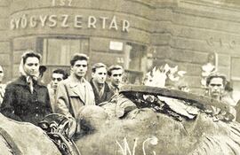 Estatua derribada de Joseph Stalin, Budapest, 23 de octubre de 1956 (Foto: Andor D. Heller).