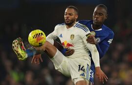 El defensa inglés #23 del Chelsea, Trevoh Chalobah (D), compite con el delantero alemán #14 del Leeds United, Lukas Nmecha (I), durante el partido de la Premier League entre el Chelsea y el Leeds United en Stamford Bridge, Londres, el 10 de febrero de 2026. (Foto de Adrian Dennis / AFP)