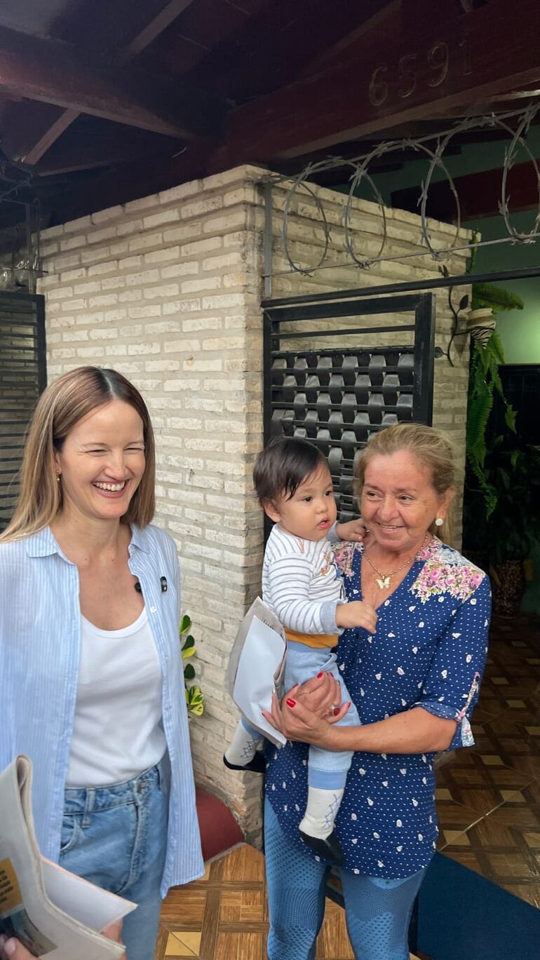 Soledad Núñez con vecinos de Zeballos Cue.