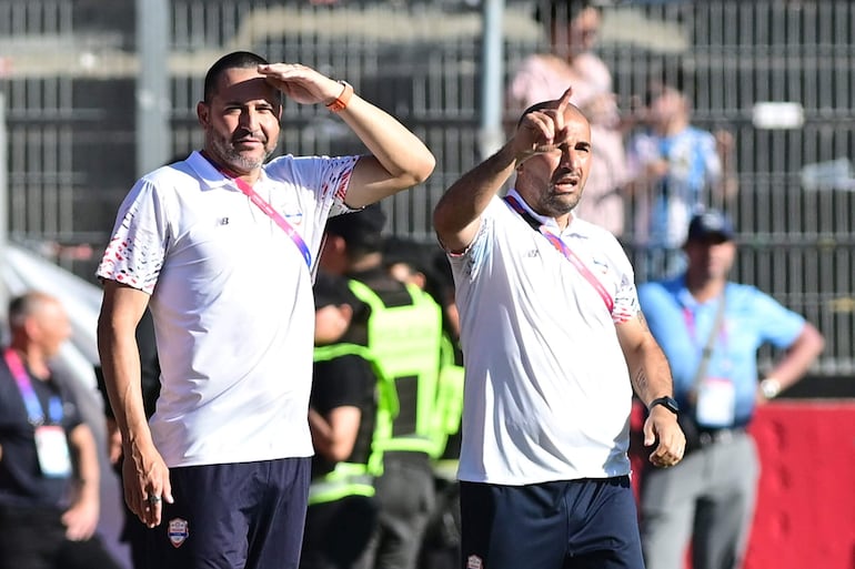  El seleccionador de Paraguay, Antolín Alcaraz (i), reacciona durante el partido por la medalla de oro en los Juegos Suramericanos. EFE/ Sebastián Granata