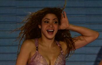 Shakira actúa en el marco de su gira  'Las Mujeres ya no Lloran' en el estadio Nilton Santos en Río de Janeiro, Brasil.
