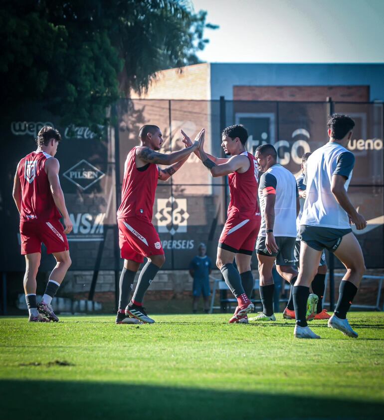 El zaguero del "Rayadito", Teodoro Paredes celebra su anotación en el amistoso matinal frente al franjeado desarrollado en la Villa Olimpia. (Foto: San Lorenzo)