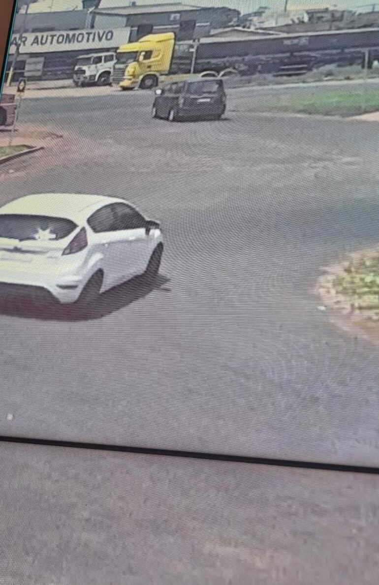 En imágenes de circuito cerrado se observan la furgoneta robada y el automóvil en el que llegaron los asaltantes.