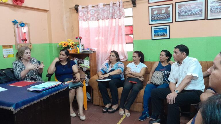 La supervisora Nancy Gray y la directora Cristina Guayuan dialogan con los padres y alumnos del colegio Bienvenido Osorio de Ñemby.