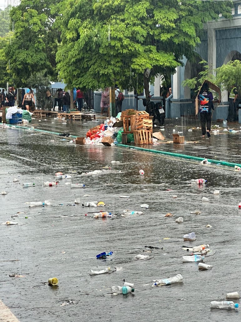 Así se vieron las botellas y otros desechos que dejaron los peregrinos.
