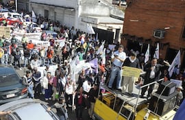 manifestantes-frente-a-nuestro-diario-belarmino-balbuena-lider-de-partido-movimiento-patriotico-popular-subido-a-una-camioneta-tipo-kombi-se-dirig-221620000000-450084.jpg