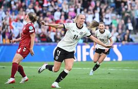 Lea Schüller anotó el segundo gol a favor de Alemania, que logró remontar un 0-1 ante Dinamarca, para avanzar a cuartos de final.