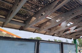 pasajeros sin refugios ante sol y lluvias