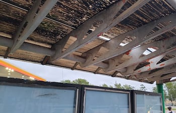 pasajeros sin refugios ante sol y lluvias