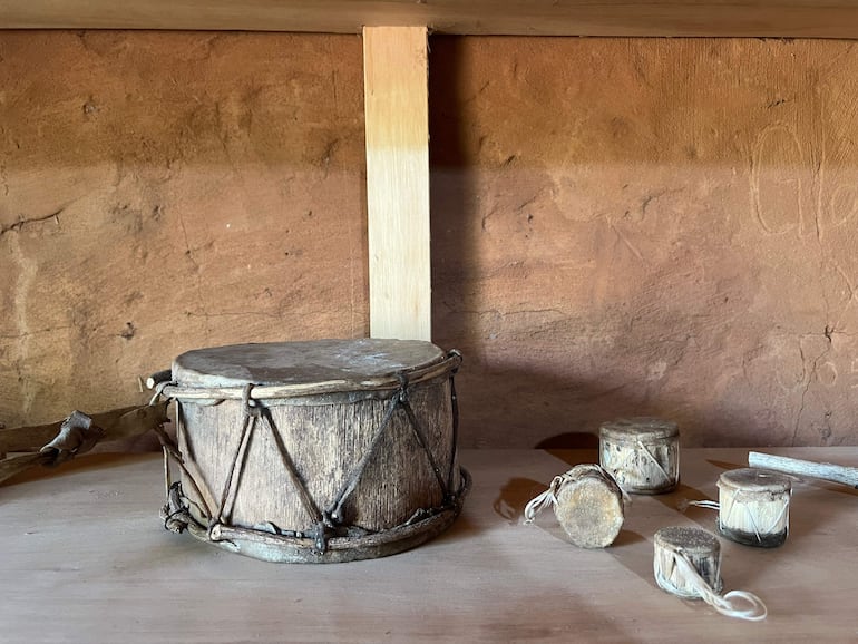 En el interior del museo “Peteke Róga”, los visitantes podrán apreciar los instrumentos musicales ancestrales utilizados por la banda Peteke Peteke de Yaguarón.