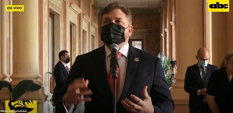 Alejandro Domínguez, Pdte. de la Conmebol anunciando en Palacio de Gobierno la donación de 30.000 vacunas Cornovac. (Captura ABC TV).