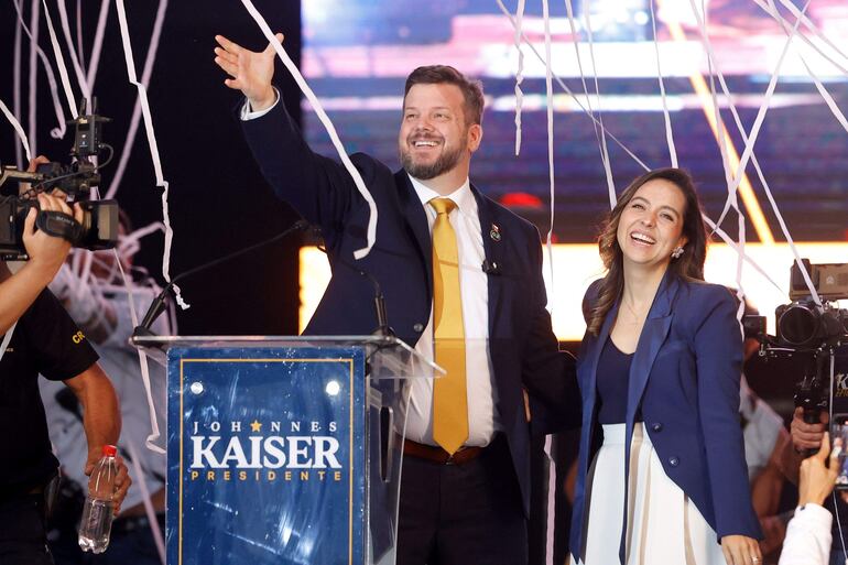 El candidato presidencial libertario Johannes Kaiser (i) junto a su esposa, Ivette Avaria Vera .