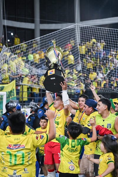 El arquero Iván Dávalos levanta el trofeo de campeón nacional.