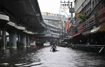 Residentes de Bangkok, Tailandia, enfrenten inundaciones a causa de lluvias.