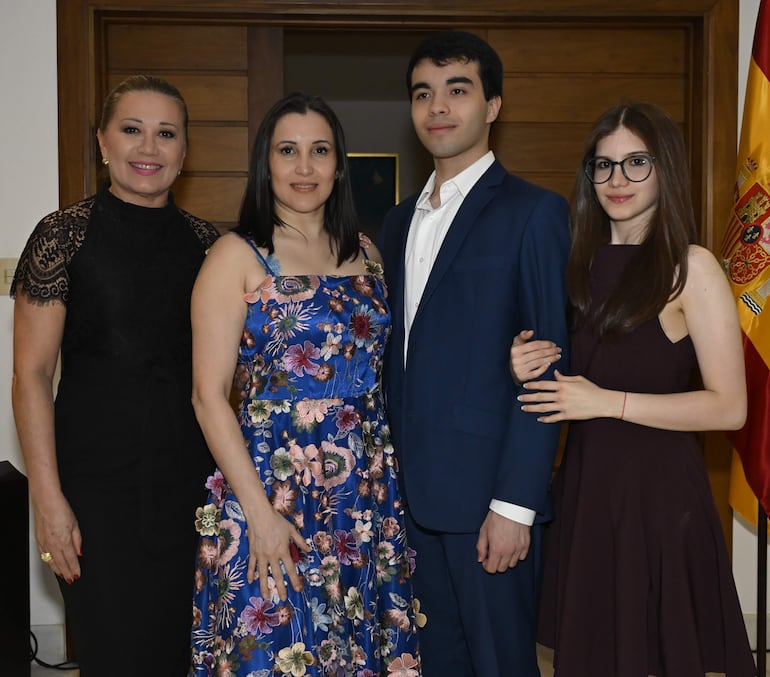 Leticia López, Laura López, Alejandro González y Nathaly González.