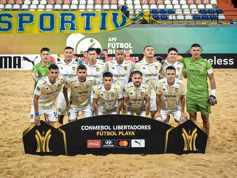 Los jugadores de Sportivo Luqueño posa para la fotografía oficial en la antesala del partido frente a San Antonio por los cuartos de final de la Copa Libertadores de Fútbol Playa 2024, en el estadio Mundialista Los Pynandi, en Luque.