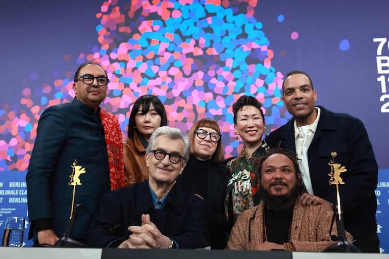Wenders junto al cinesta nepalí Min Bahadur Bham, el director y productor indio Shivendra Singh Dungarpur, la actriz surcoreana Bae Doona, la productora polaca Ewa Puszczynska, la directora y guionista japonesa Hikari y el director y guionista estadounidense Reinaldo Marcus Green durante la conferencia de prensa del jurado de la Berlinale.