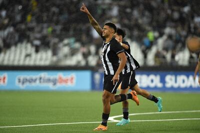 Luis Henrique de Botafogo celebra su gol hoy, en un partido de la Copa Sudamericana entre Botafogo y Patronato en el estadio Olímpico Nilton Santos en Río de Janeiro (Brasil).