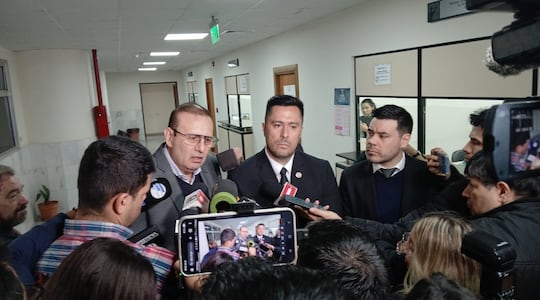 El exsenador colorado condenado Erico Galeano Segovia, junto con sus abogados Luis Almada y Ricardo Estigarribia.