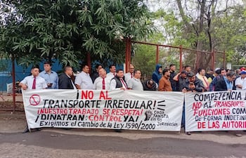 Choferes de larga distancia se manifiestan en la Estación de Buses de Asunción, exigiendo un estricto control a la competencia desleal.