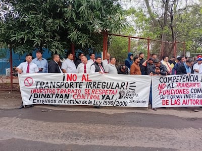 Choferes de larga distancia se manifiestan en la Estación de Buses de Asunción, exigiendo un estricto control a la competencia desleal.