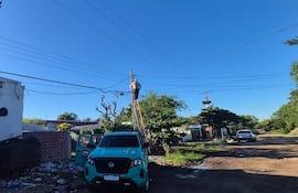Centro comercial de Remansito intervenido por ANDE por conexión irregular a las redes eléctricas .